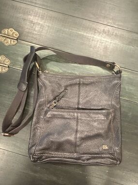 The Sak Iris Crossbody Bag
Black Leather Pebbled
Adjustable Strap Zippers
Lined